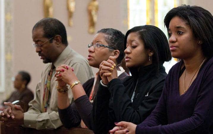 Catholics worship at Mass. (Nancy Phelan Wiechec / CNS)