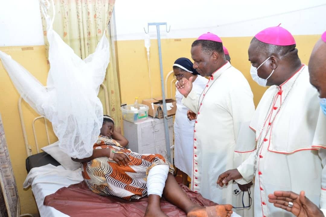 Bishop Jude Arogundade of Ondo, Nigeria, visits a victim of the attack on St. Francis Xavier Church on Pentecost Sunday 2022. (Credit: CNS photo/courtesy Aid to the Church in Need.)