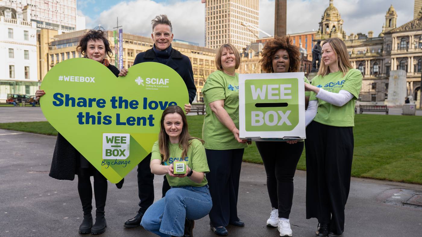 SCIAF supporters Ricky Ross and Lorraine McIntosh took to the streets of Glasgow to ask people to show their love for some of the world’s poorest people on Ash Wednesday. (Credit: SCIAF handout.)