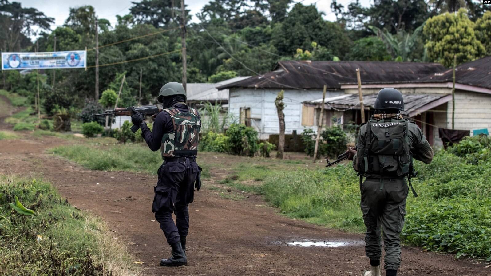 A Cameroonian policeman and a gendarme patrol in Lysoka, near Buea, in Cameroon's Anglophone South-West region, October 07, 2018. (Credit: Voice of America.)