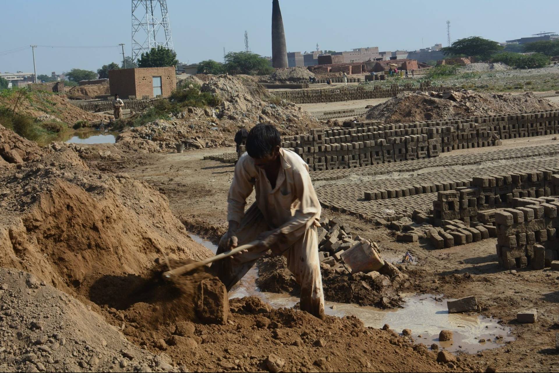 A kiln worker in Pakistan. (Credit: Aid to the Church in Need.)