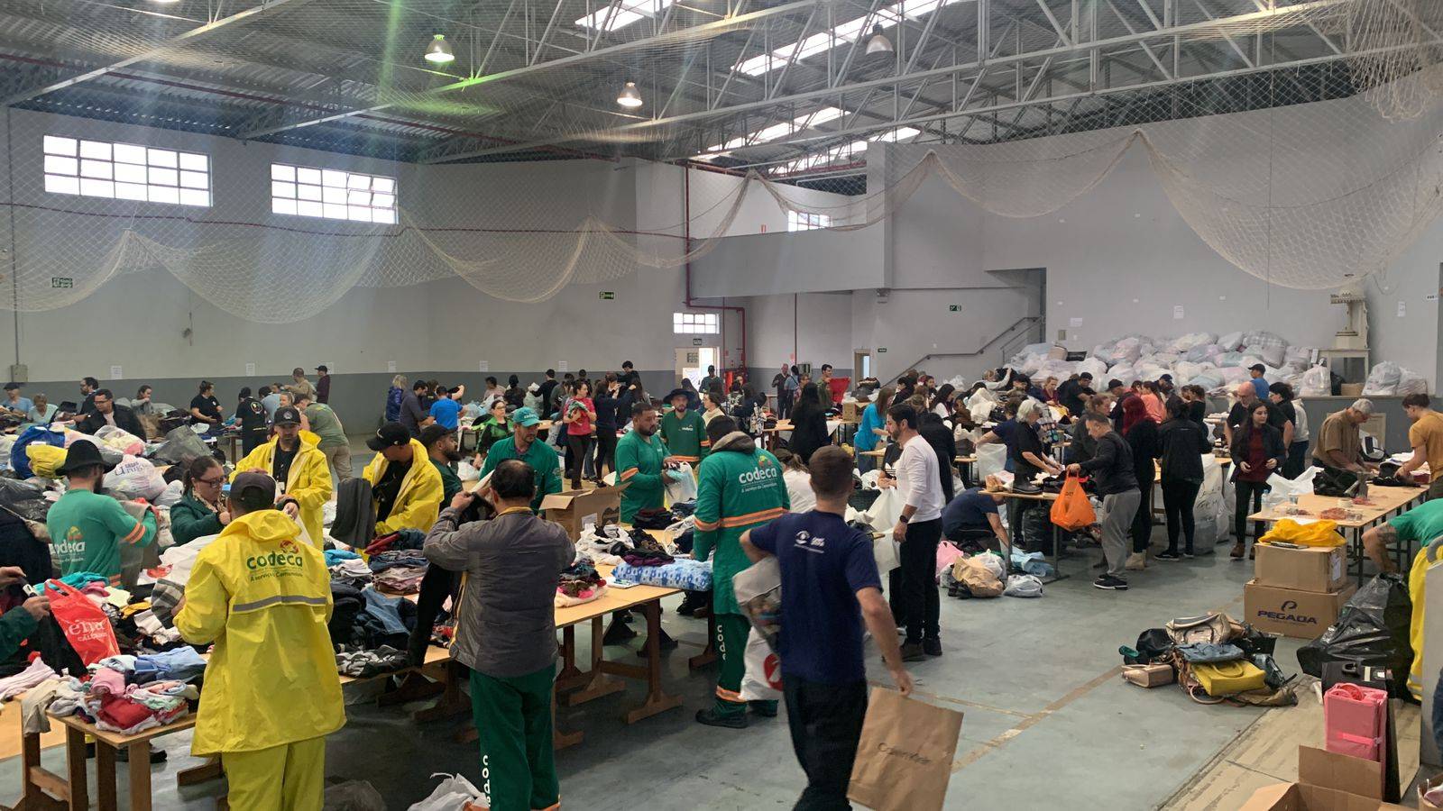 Dozens of volunteers helping to organize donations in the diocesan seminary of Caxias do Sul on May 5, 2024. (Credit: Father Leonardo Pereira.)