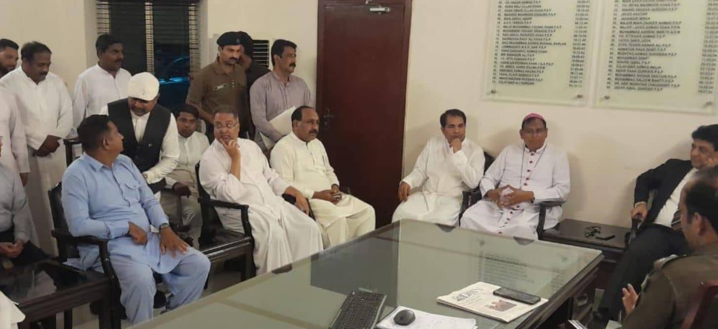 On May 25, Archbishop Joseph Arshad and Christian Senator Tahir Khalil Sindu visited the police headquarters in Sargodha, following an anti-Christian attack. (Credit: Aid to the Church in Need.)