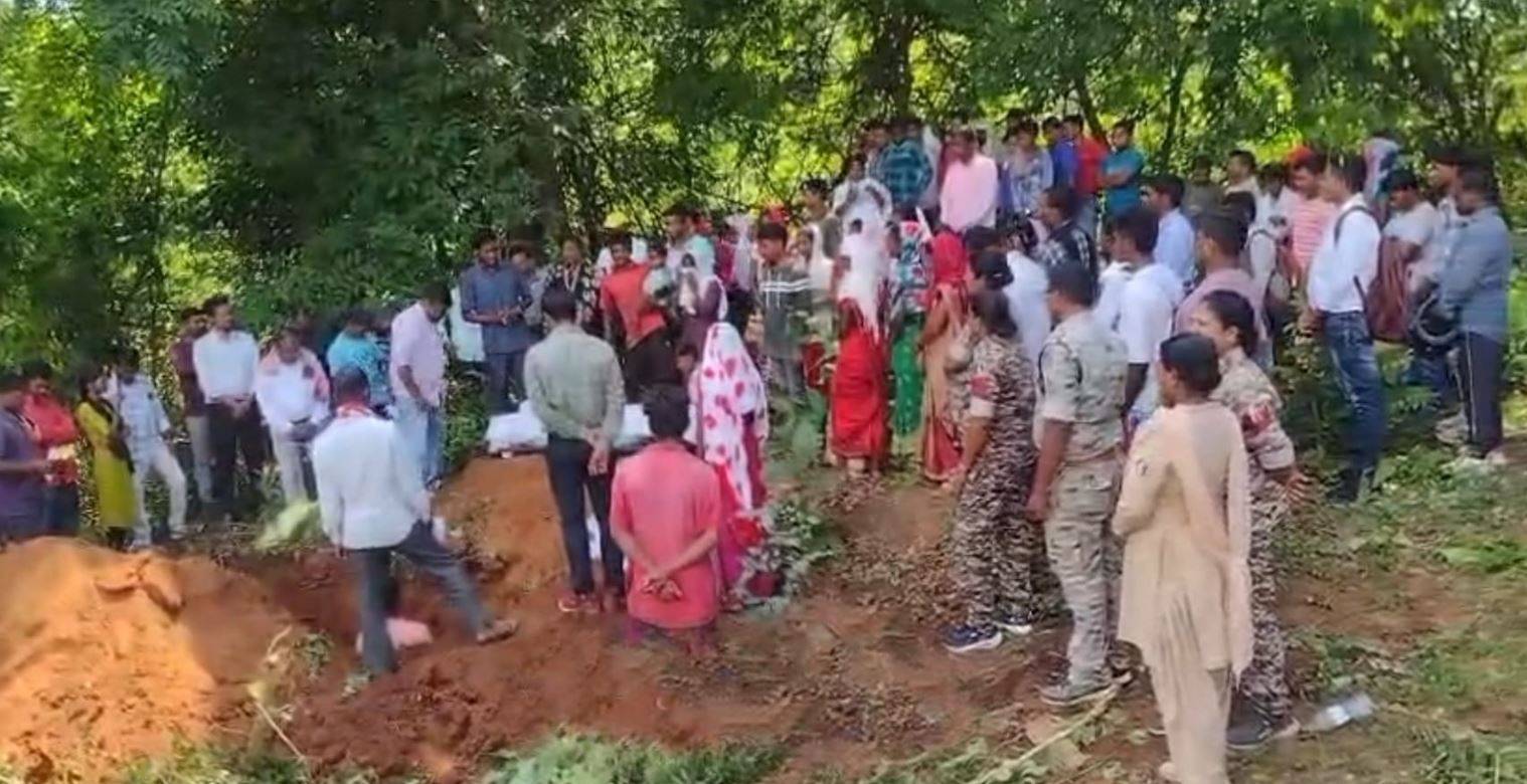 People look at body of Bindu Sodhi, who was killed in the village of Toylanka in Chhattisgarh, a state in Central India. (Credit: India Christian Forum.)