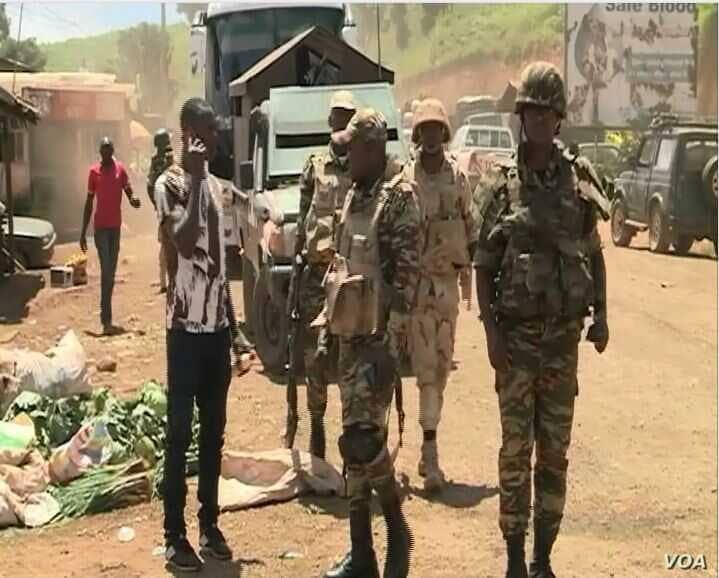 Cameroon troops watch for separatists in Cameroon’s northwest region, Bamenda, Cameroon, May 24, 2019. (Credit: VOA.)