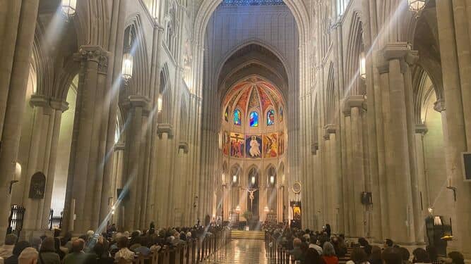 Moment of prayer at La Almudena in Madrid, Spain. (Credit: Religión Digital.)