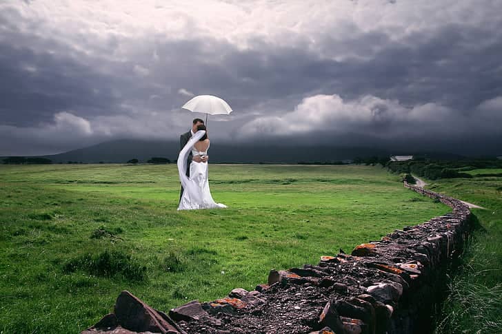 A couple get married outdoors in Ireland. (Credit: PickPik.)