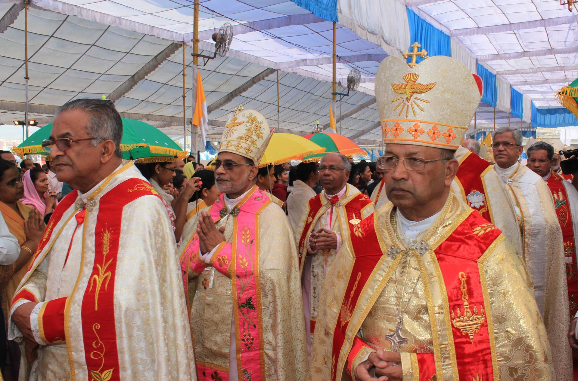 Clergy of the Syro-Malabar Catholic Church process at the start of Mass in a suburb of New Delhi, India. (Credit: Anto Akkara/CNS.)