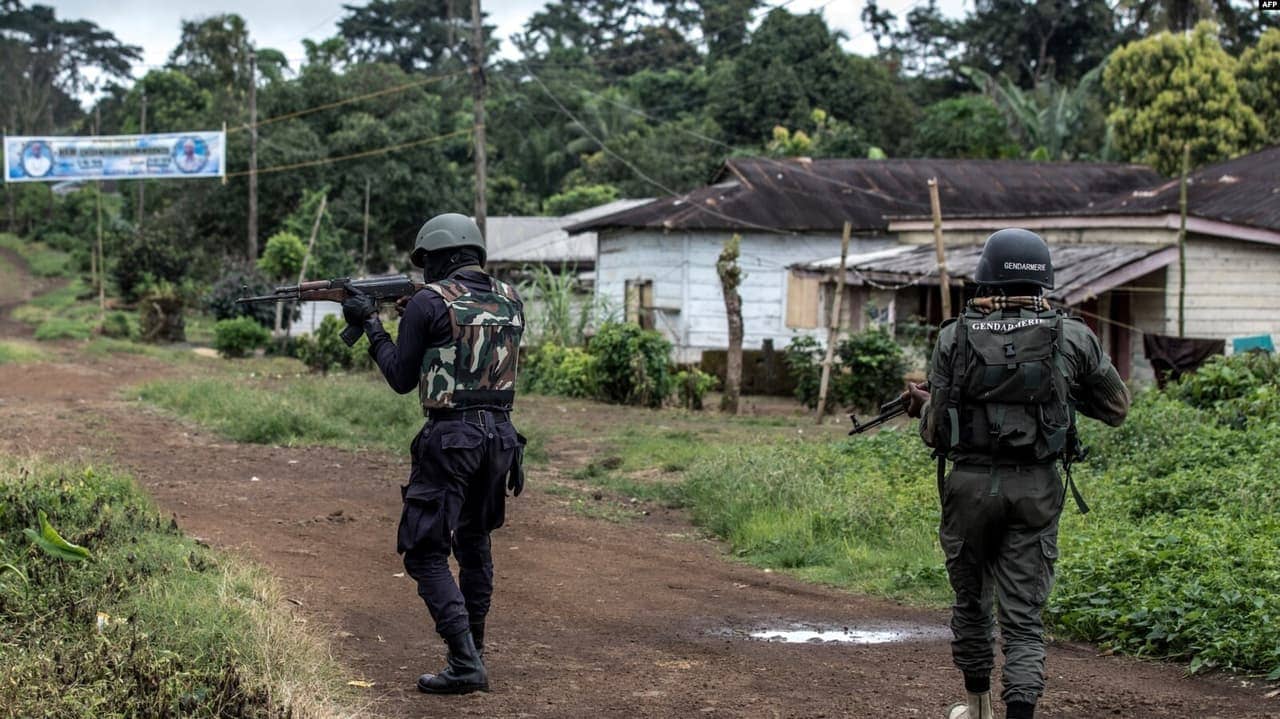 A Cameroonian policeman and a gendarme patrol in Lysoka, near Buea, in Cameroon’s Anglophone South-West region, October 07, 2018. (Credit: Voice of America.)