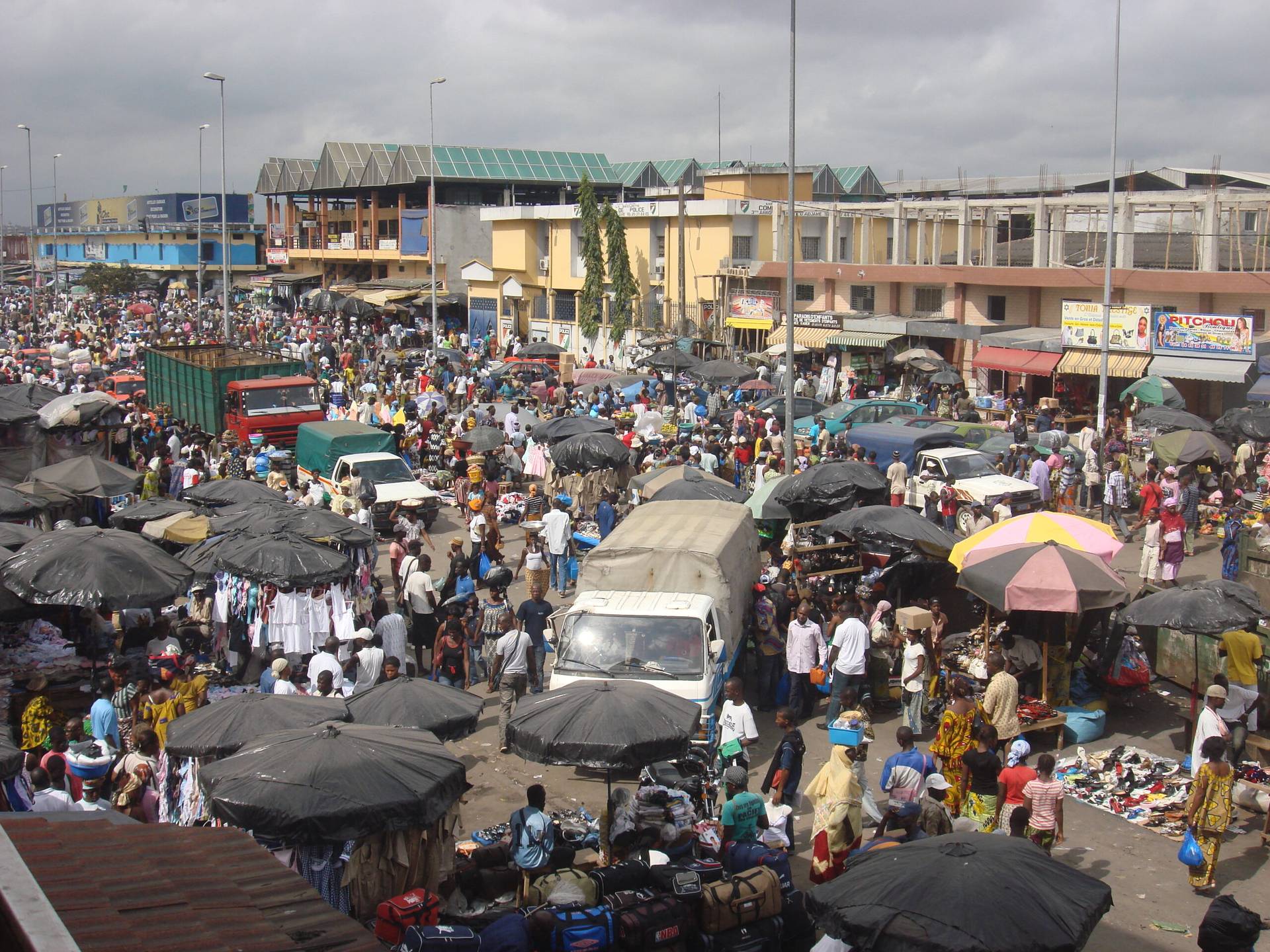 Congestion at a market in Abidjan, Ivory Coast. (Credit: Wikipedia.)