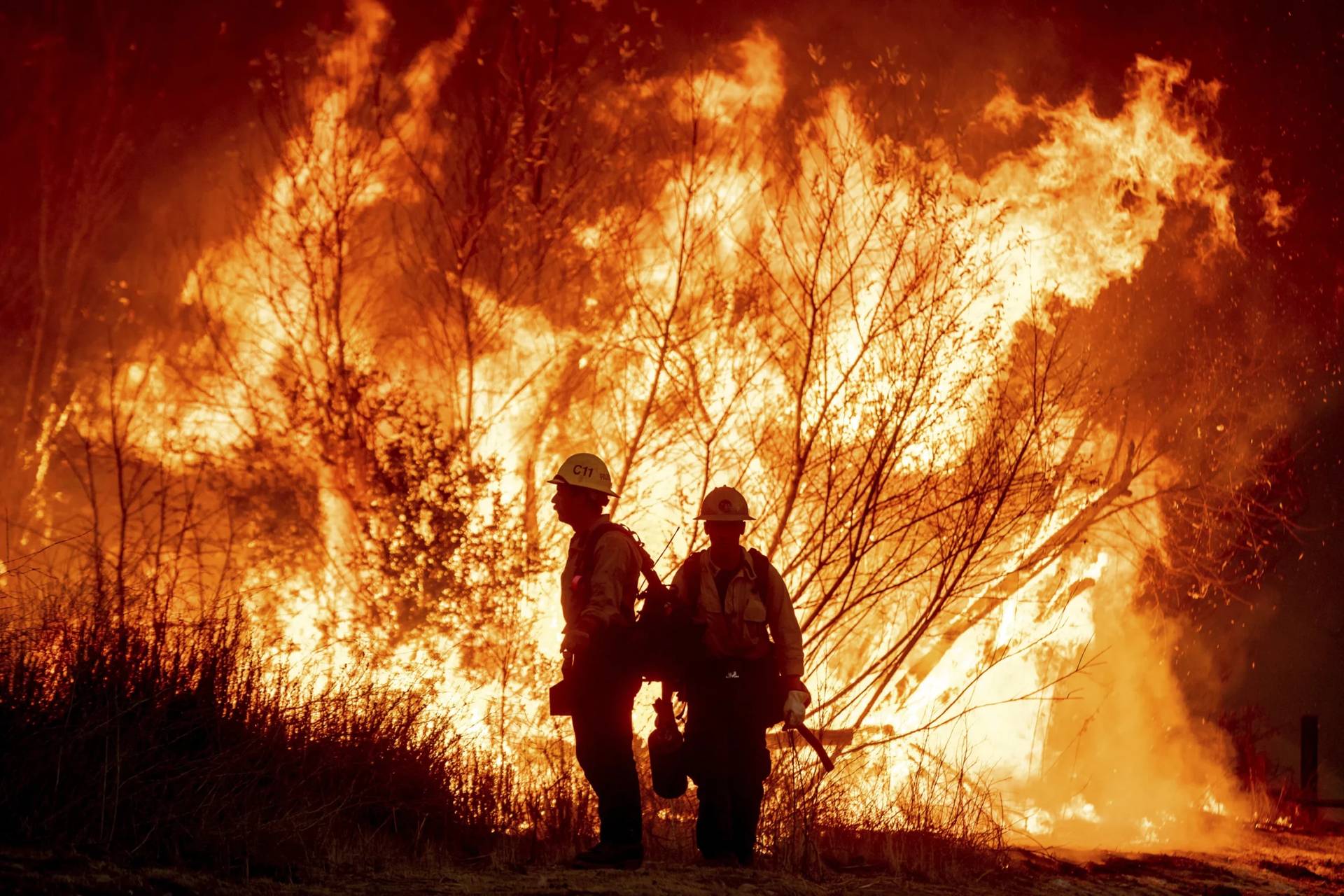 Fire crews battle Kenneth Fire in the West Hills region of Los Angeles, California, on Jan. 9, 2015. (Credit: Ethan Swope/AP.)