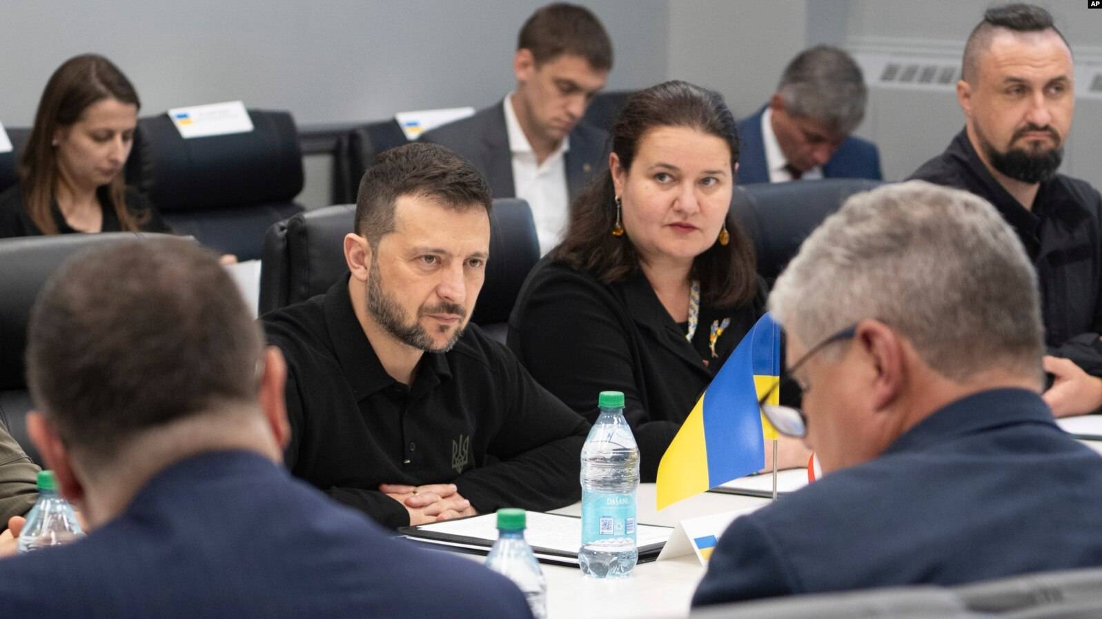 In this photo provided by the U.S. Army, Ukrainian President Volodymyr Zelenskyy, center, listens while visiting the Scranton Army Ammunition Plant in Scranton, Pennsylvania, Sept. 22, 2024. (Credit: AP.)