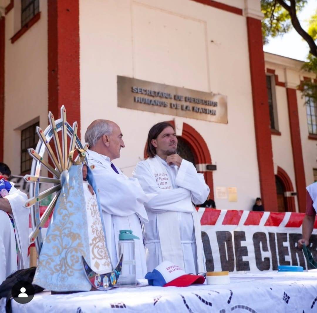 Father Lorenzo "Toto" de Vedia and Father Nicolás "Tano" Angelotti during the Jan. 3 Mass. (Credit: Asociación de Trabajadores del Estado.)