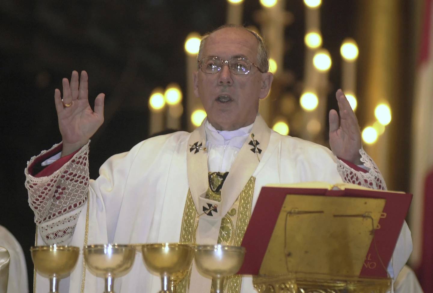 Archbishop of Lima Juan Luis Cipriani Thorne celebrates Mass Jan. 18, 2001, in Lima, Peru. (Credit: Martin Mejia/AP.)