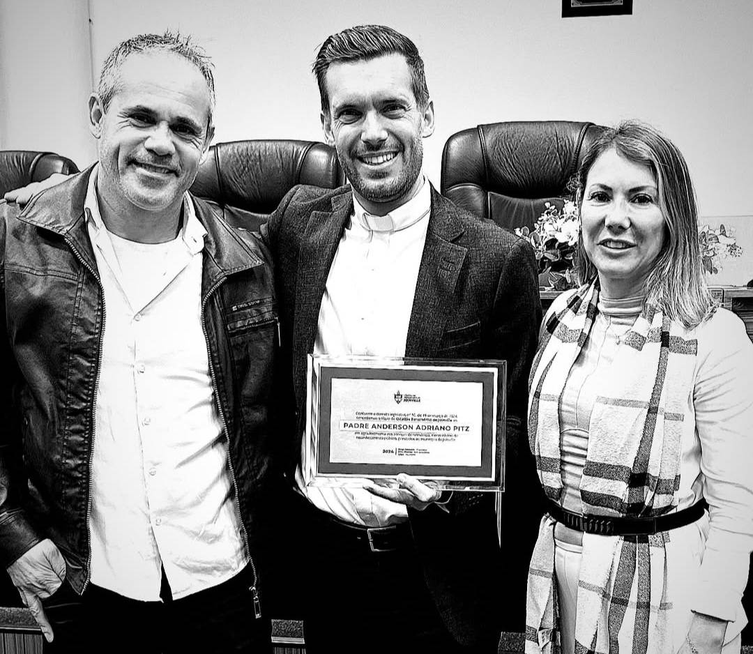 Father Anderson Pitz with Janaina Moreira Soares da Rocha and Everaldo da Rocha. (Credit: Instagram of Father Pitz.)