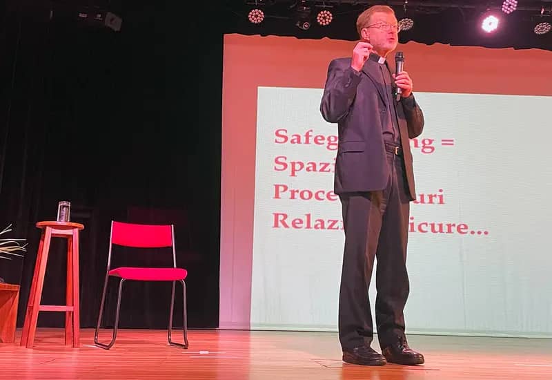 Father Hans Zollner speaks in Brazil. (Credit: CRB Nacional.)