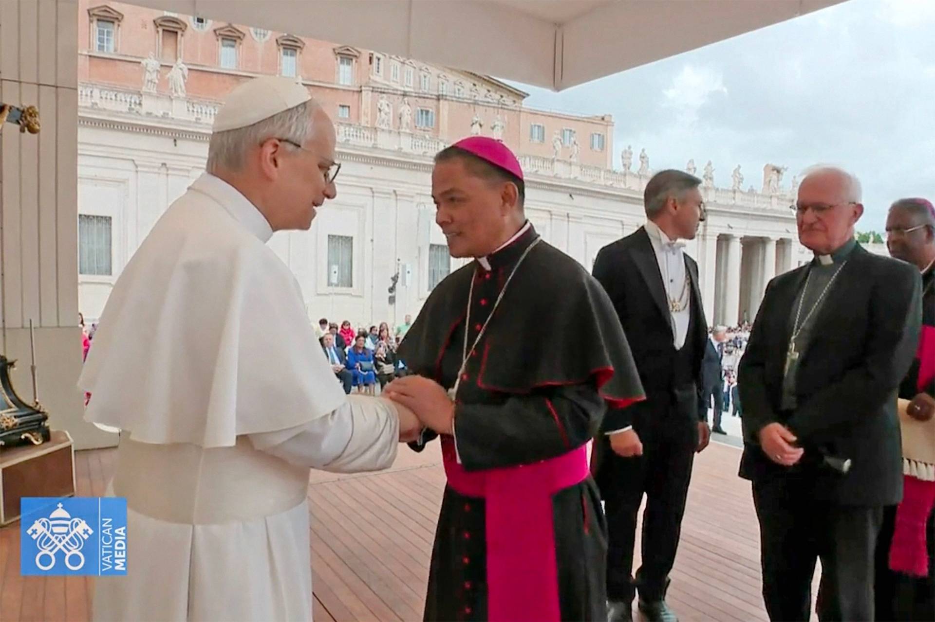 Lipa Archbishop Gilbert Garcera greets Pope Leo XIV during the pontiff’s first general audience, May 21, 2025. (Credit: Vatican News screenshot via CBCP News.)