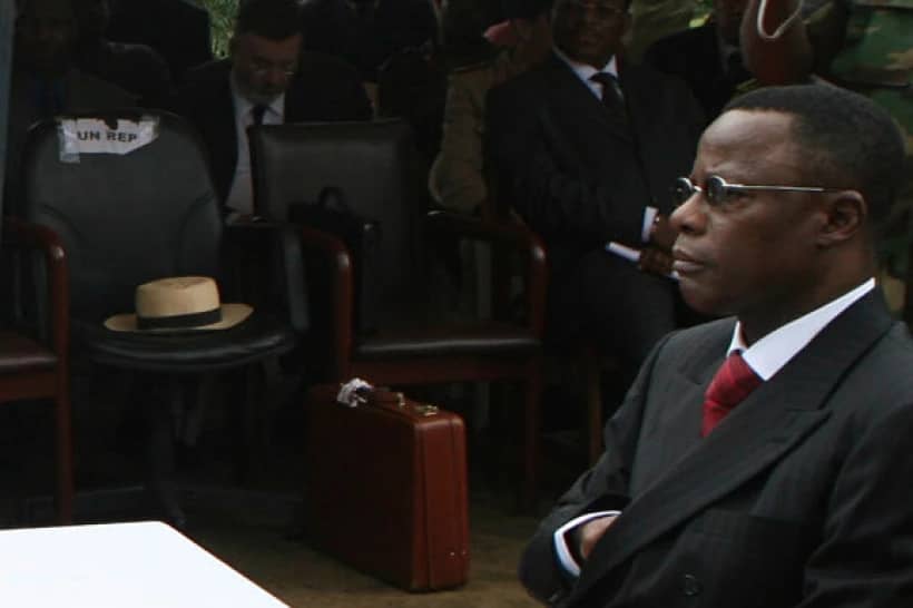 Cameroon Justice minister Maurice Kamto prepares to sign documents transferring the authority Bakassi peninsula to Cameroon in Archibong, Nigeria, Aug. 14, 2006. (Credit: George Osodi/AP.)