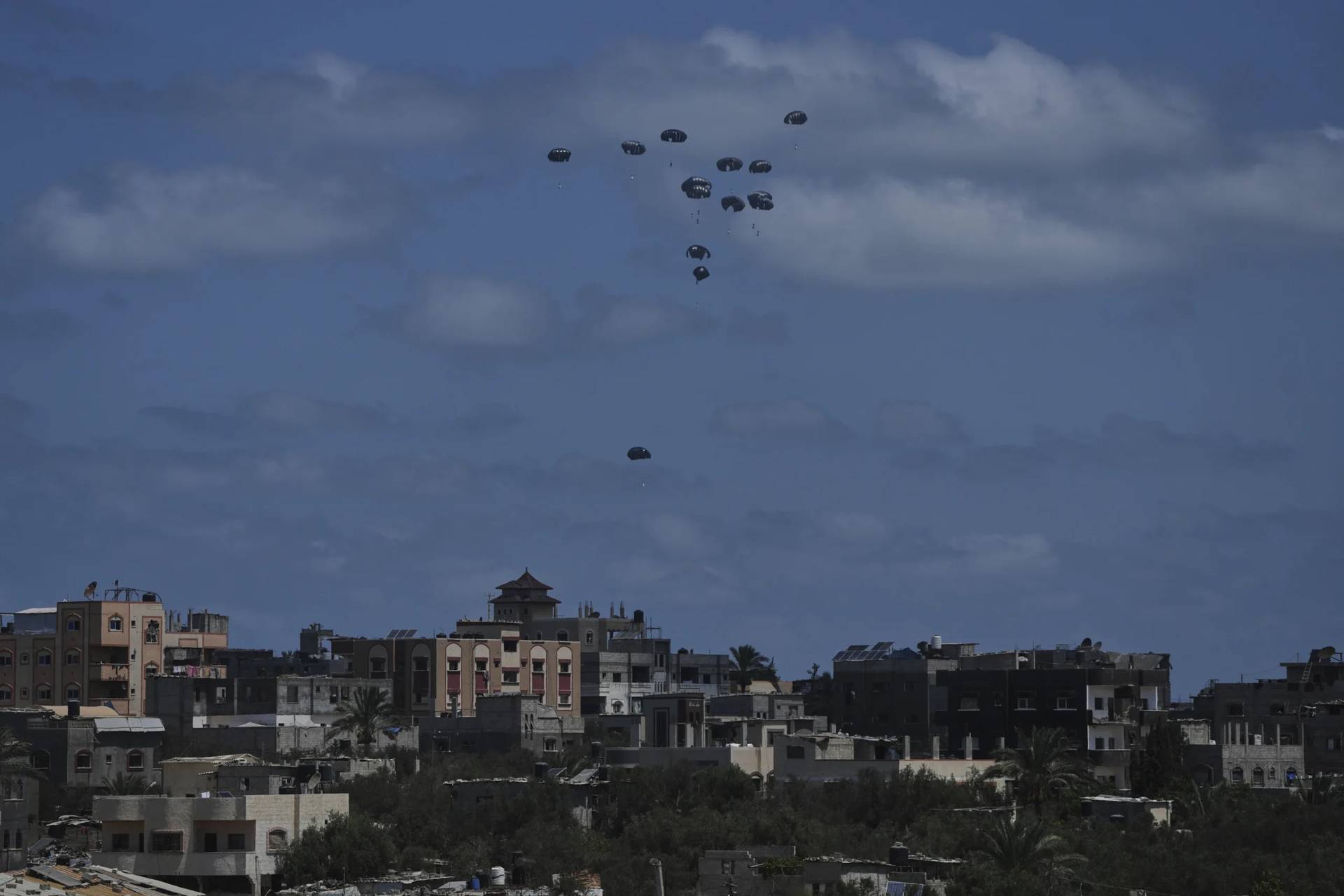 Humanitarian aid is airdropped to Palestinians over Nuseirat, central Gaza Strip, Thursday, Aug. 7, 2025. (Credit: Abdel Kareem Hana/AP.)