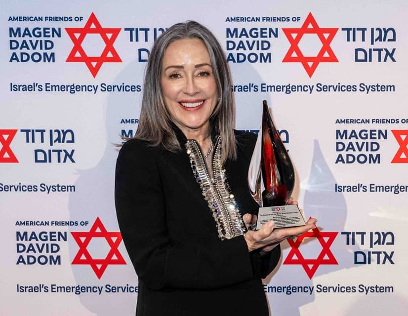 Actress Patricia Heaton receiving an award in Boca Raton’s B’nai Torah Congregation in Boca Raton, Florida on Dec. 9, 2025. (Credit: Magen David Adom.)