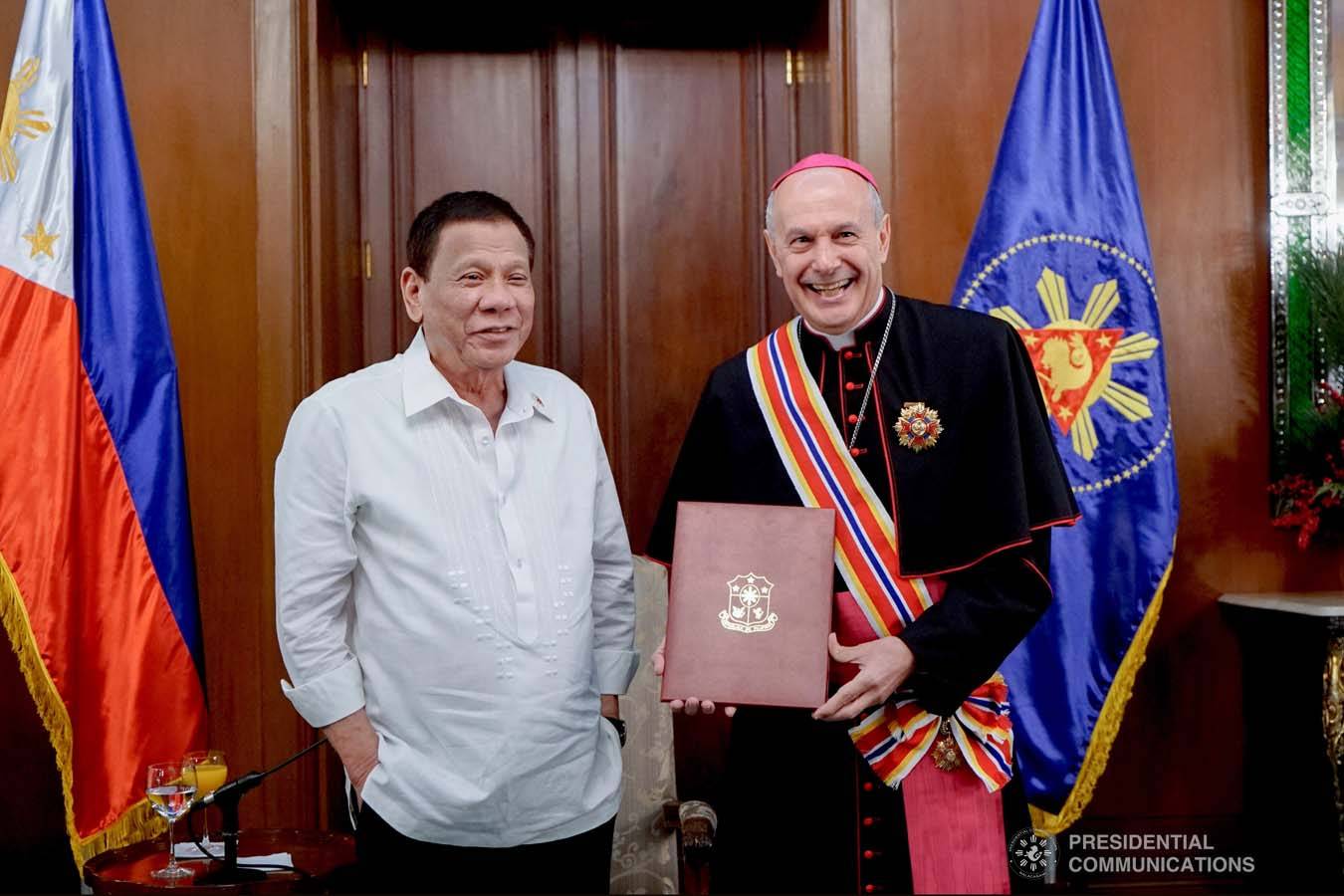 President Rodrigo Duterte awards Archbishop Gabriele Giordano Caccia the Order of Sikatuna with the Rank of Datu, the highest recognition given by the Philippine government to foreign ambassadors, Dec. 11, 2019. (Credit: Office of the President.)