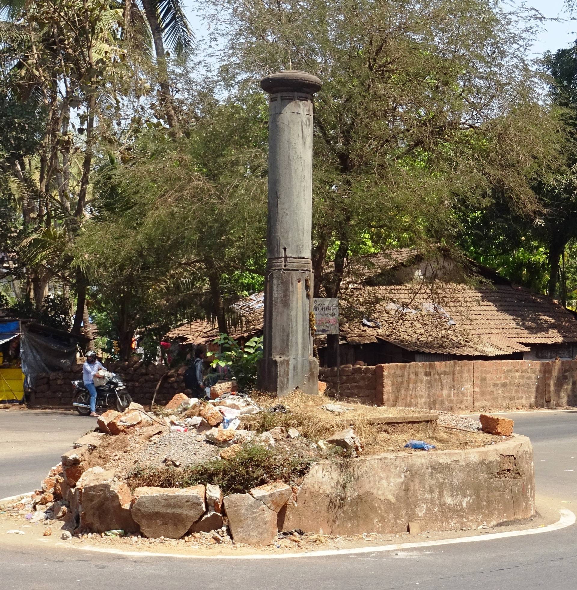 The Pelourinho Novo (lit. 'New Pillory'), also known as Hath Katro Khamb[b] (lit. 'Hand-Cutting Pillar'), in Old Goa. (Credit: Wikimedia.)