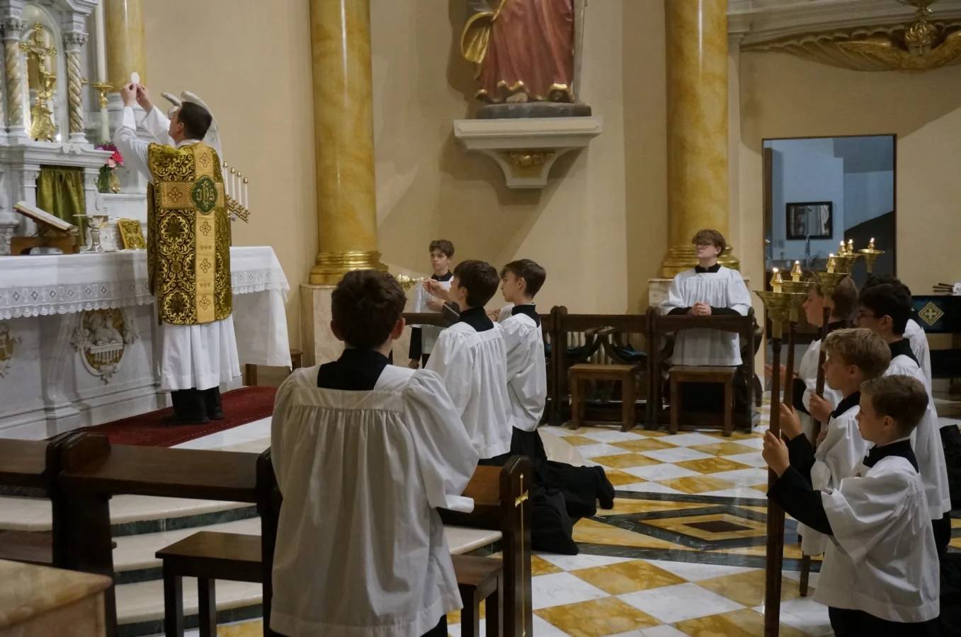 Father John Ubel, pastor of the Church of Saint Agnes, celebrates the eucharistic prayer facing the altar, in the traditional custom, during one of the Catholic parish’s Latin Masses in St. Paul, Minn., Sunday, June 28, 2026. (Credit: Giovanna Dell’Orto/AP.)