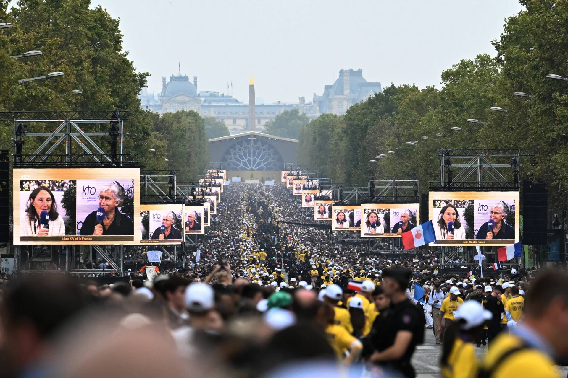 People gathers in Paris along the Champs Elysees for Mass with Pope Leo XIV at the Place de la Concorde in Paris, France, on Saturday, 26 September 2026.