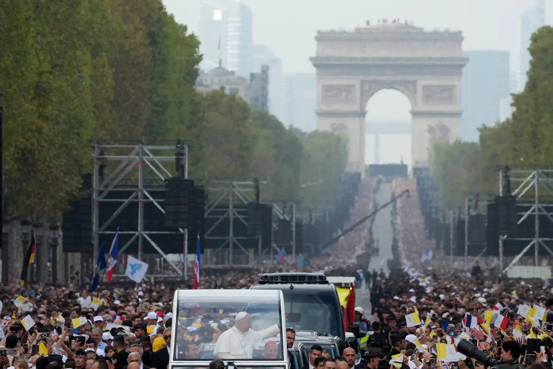 Leo XIV greets people lining the Place de la Concorde in Paris on Sunday, 26 Sept. 2026. (AP Photo/Gregorio Borgia)