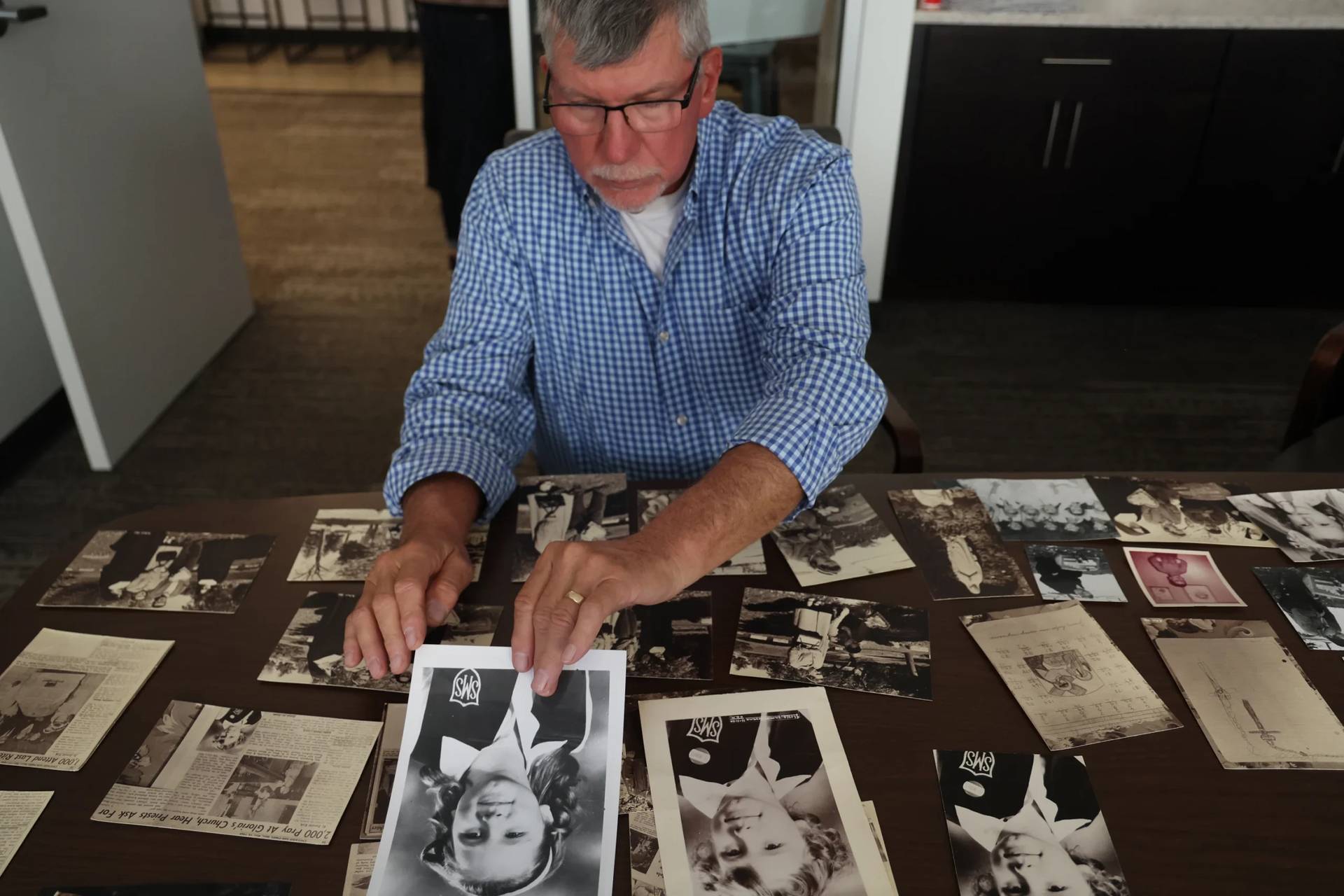 Adam Kowalewicz holds a photo of his slain sister, Gloria, as he displays family photos during an interview with the Chicago Tribune on Oct. 9, 2026. (Credit: Antonio Perez/Chicago Tribune via AP.)