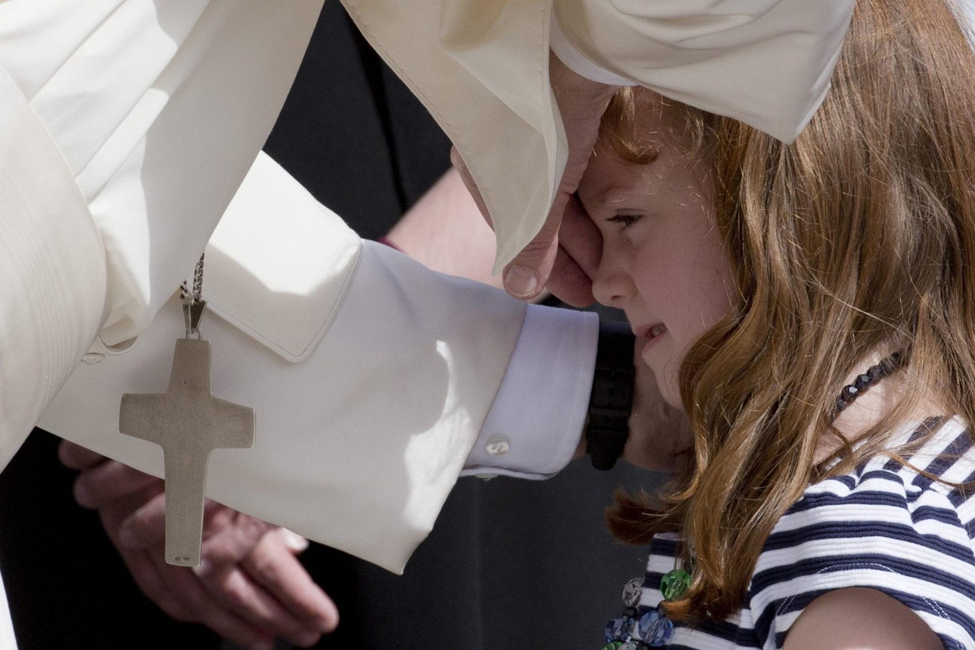 Pope Francis blesses eyes of 5-year-old girl going blind