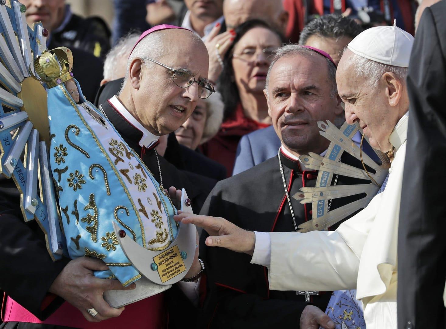 Pope blesses rosaries for military prisoners held for ‘Dirty War’ crimes