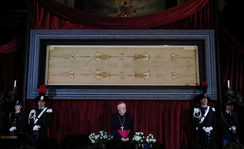 Pope offers blessing for Holy Saturday online showing of Shroud of Turin