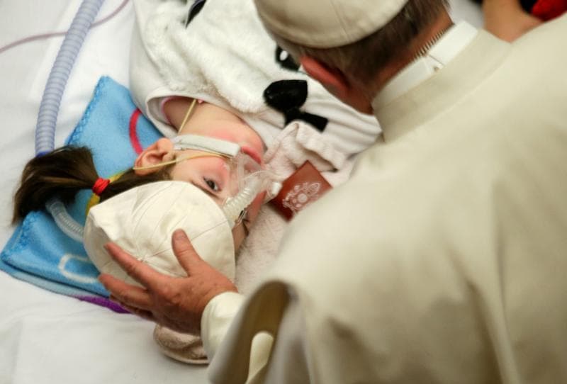 Pope blesses hands of doctors, nurses at pediatric hospital