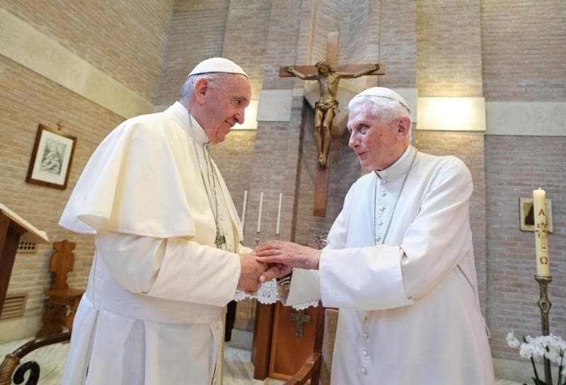 Pope visits retired pontiff after doctored letter scandal