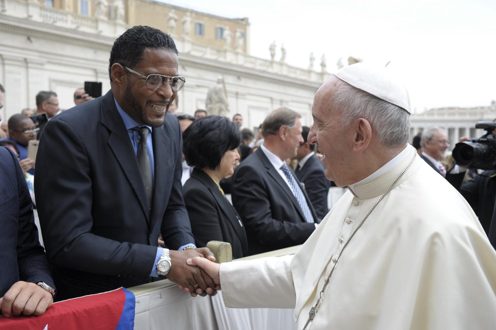 World’s best high jumper has low-profile meeting with pope