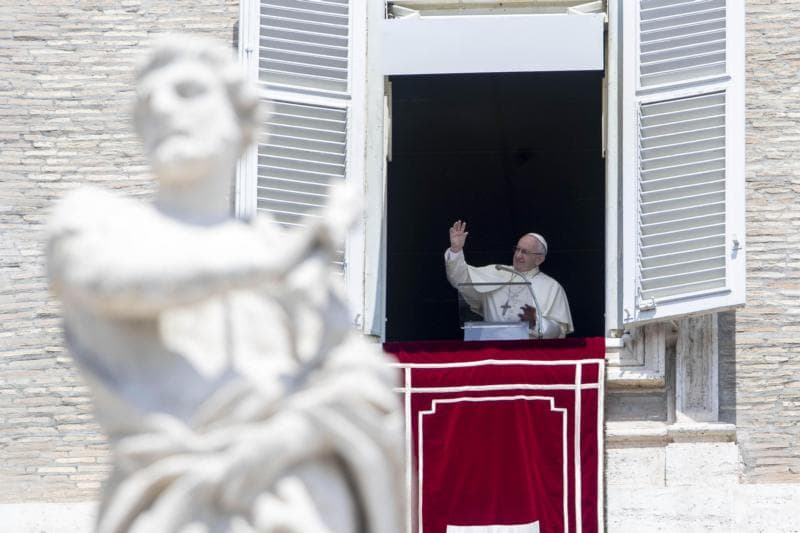 Pope makes surprise visit to elderly friend in Rome