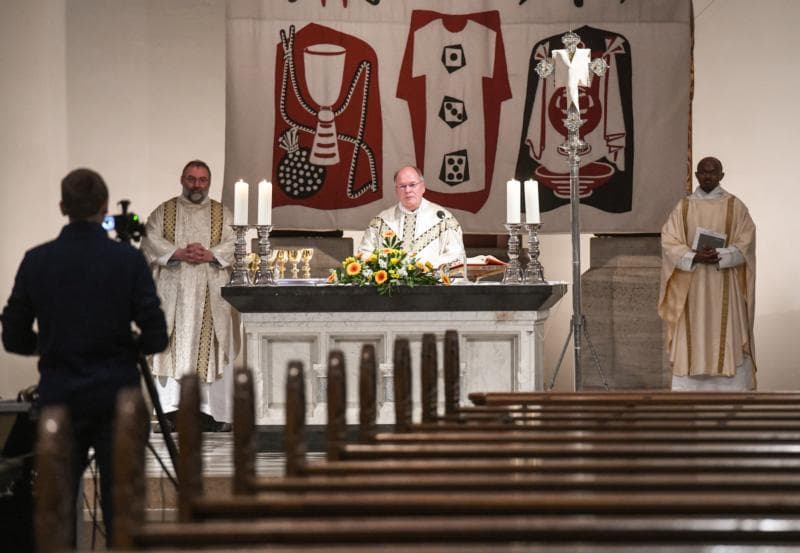 German bishops criticize decision to maintain church service ban
