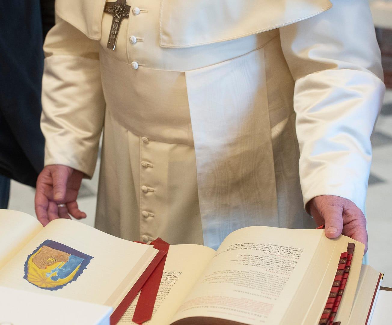 Pope gets first copy of Italian Missal translation