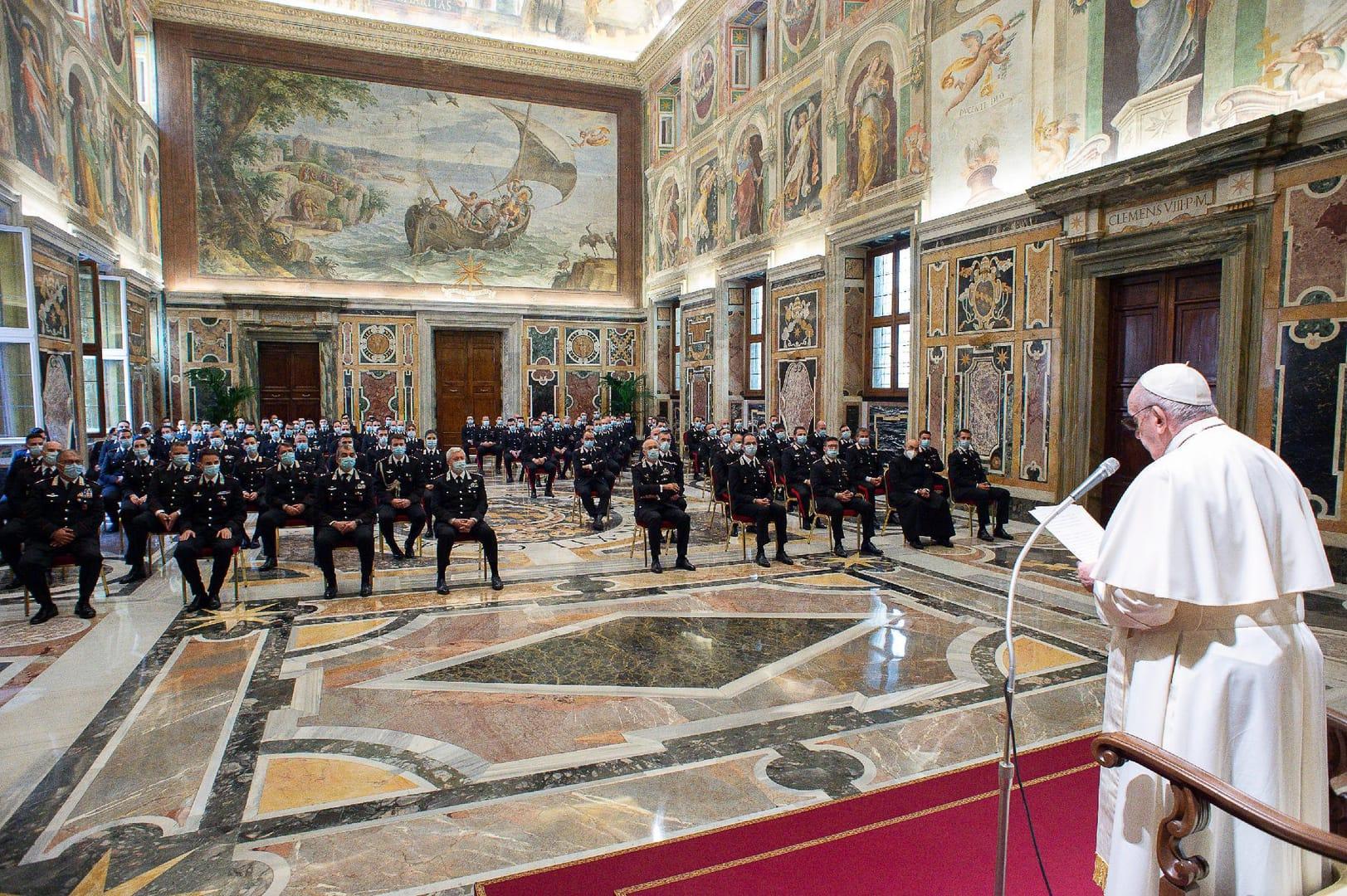 Pope thanks Italian military police for their service to Vatican