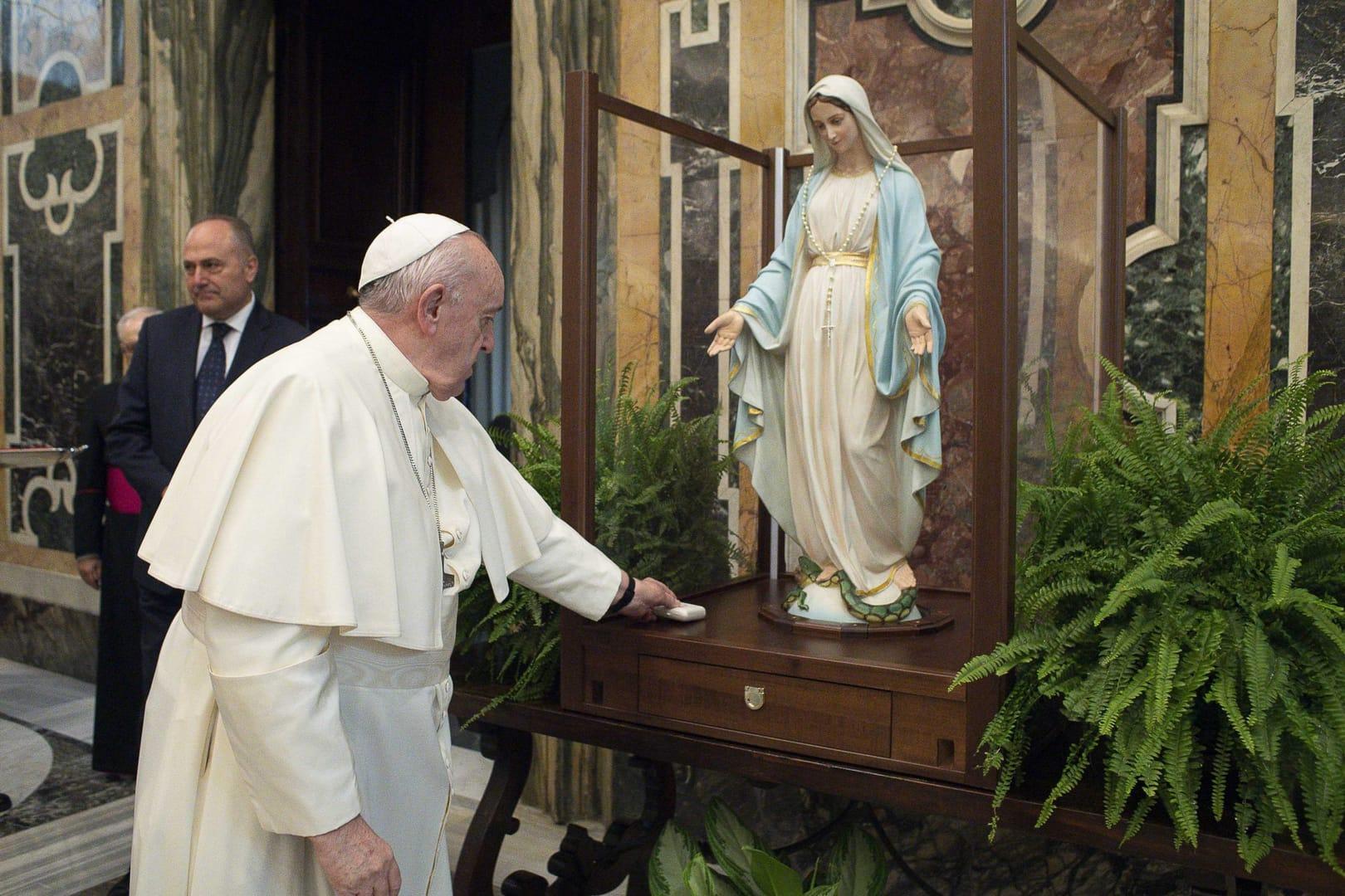 Pope blesses statue of Our Lady of the Miraculous Medal