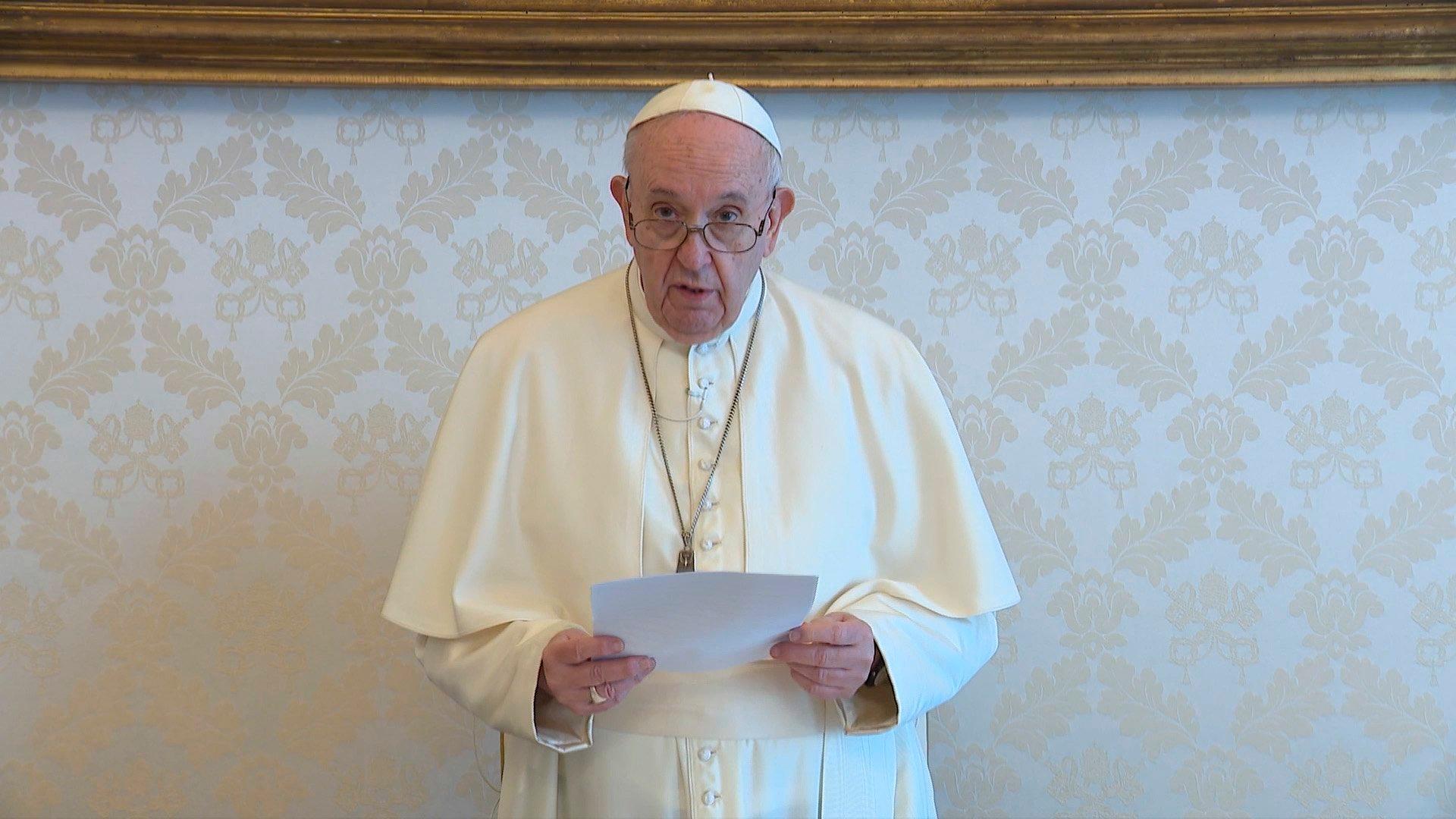 World needs witness of Christian unity, pope says at Pentecost vigil