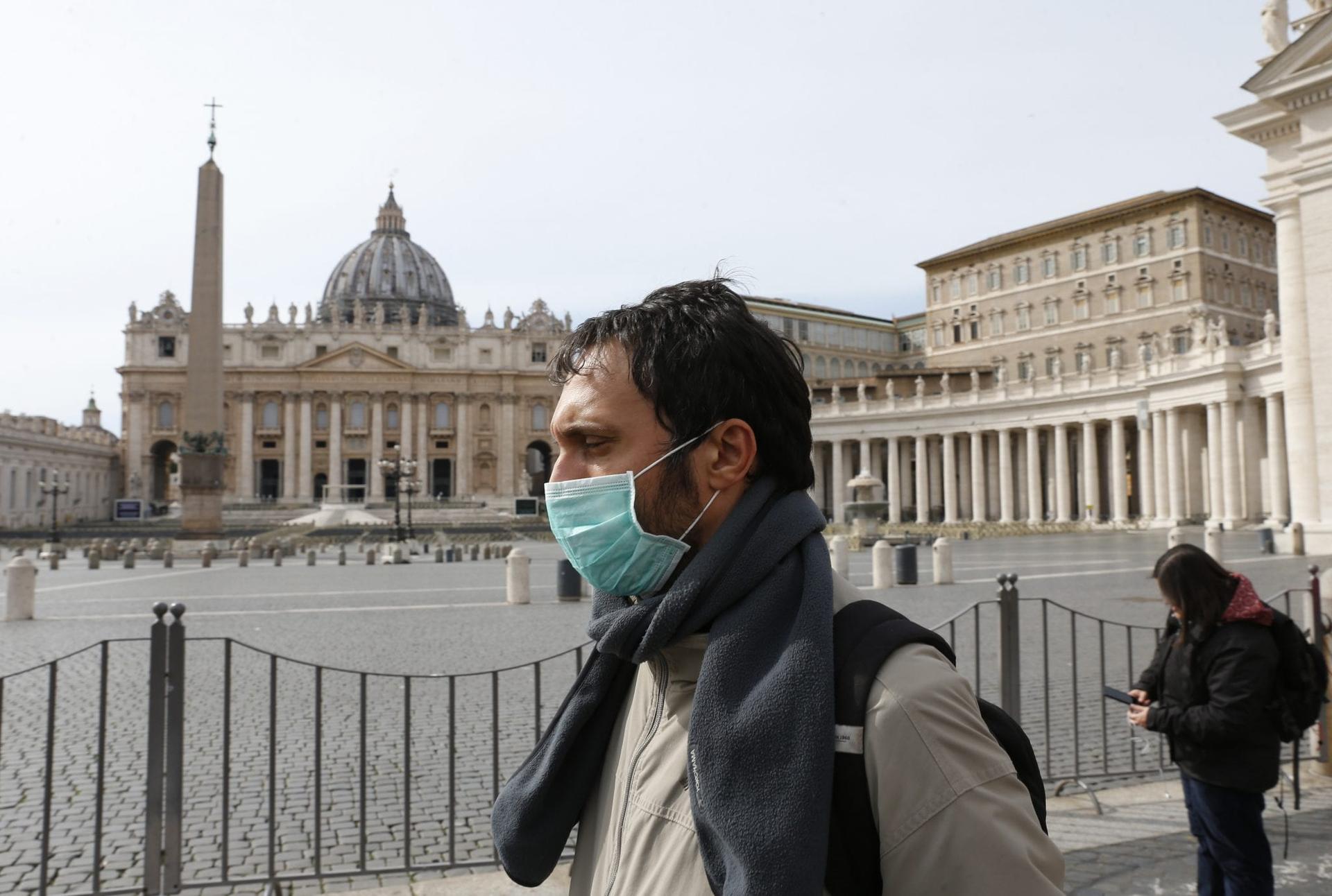 Vatican closes St. Peter’s Square, Basilica to tourists through April 3