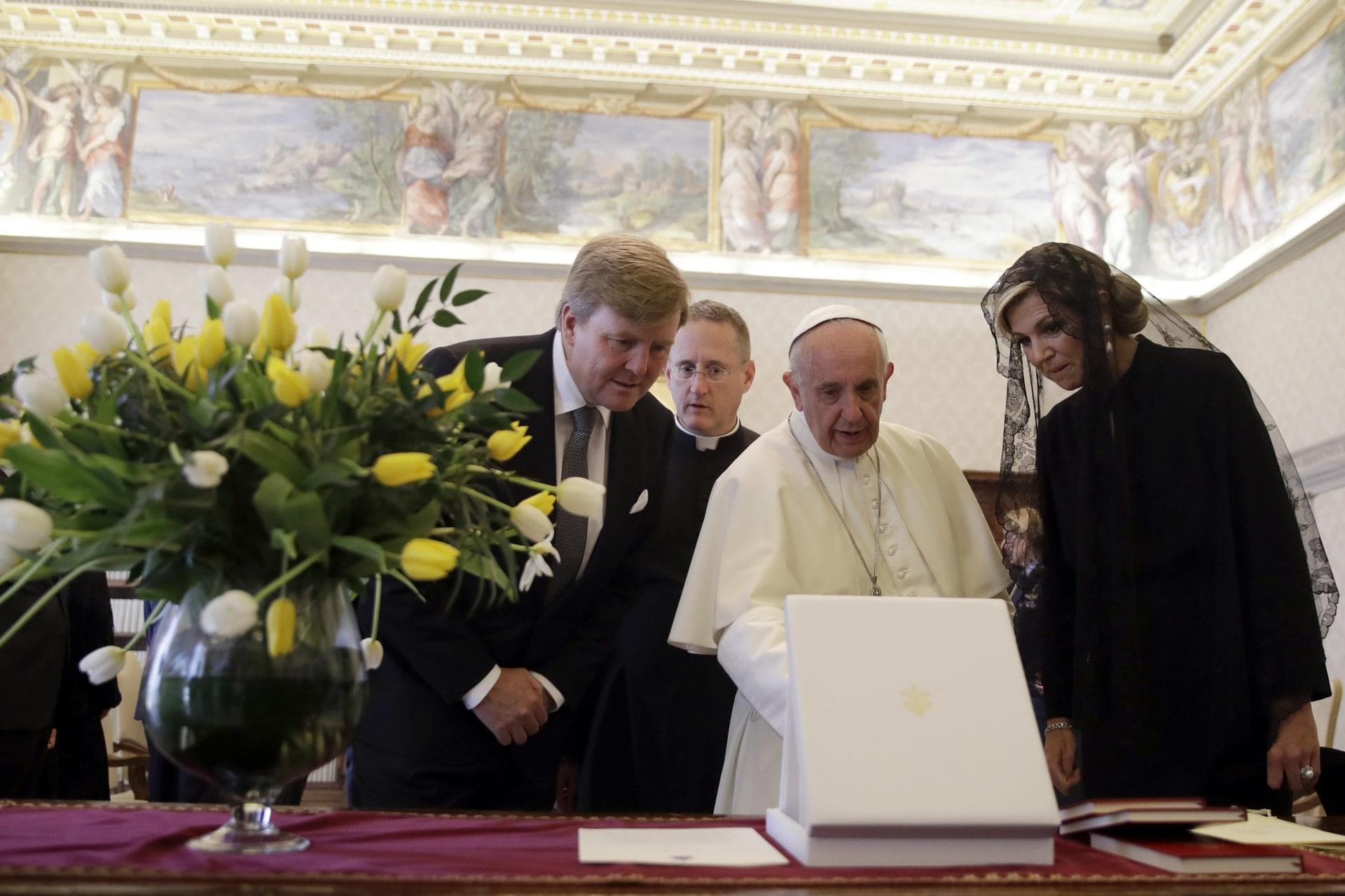 Pope Francis meets King and Queen of the Netherlands, returns long-lost stick