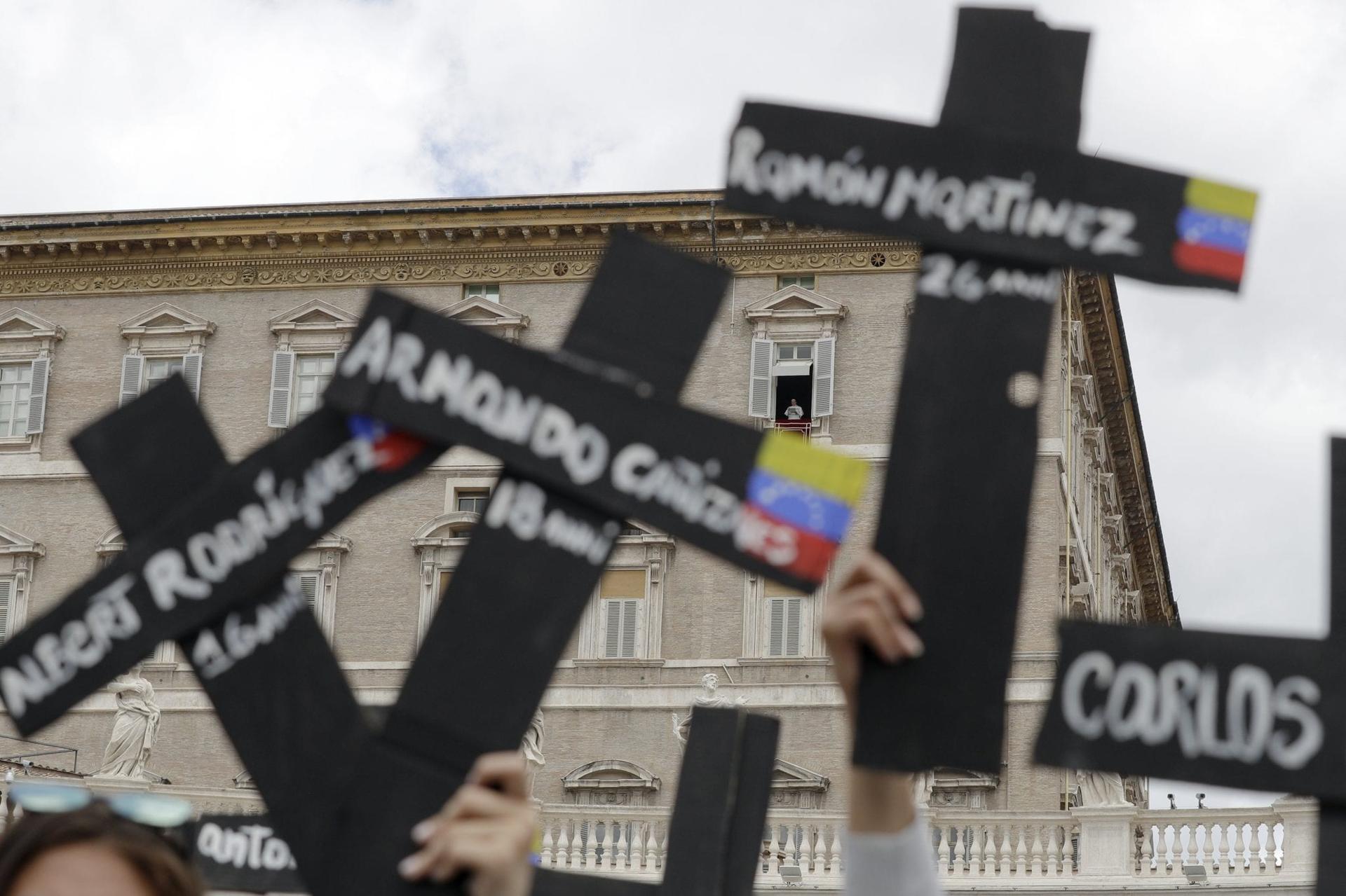 Don’t let Venezuelans fall into despair, Pope tells bishops