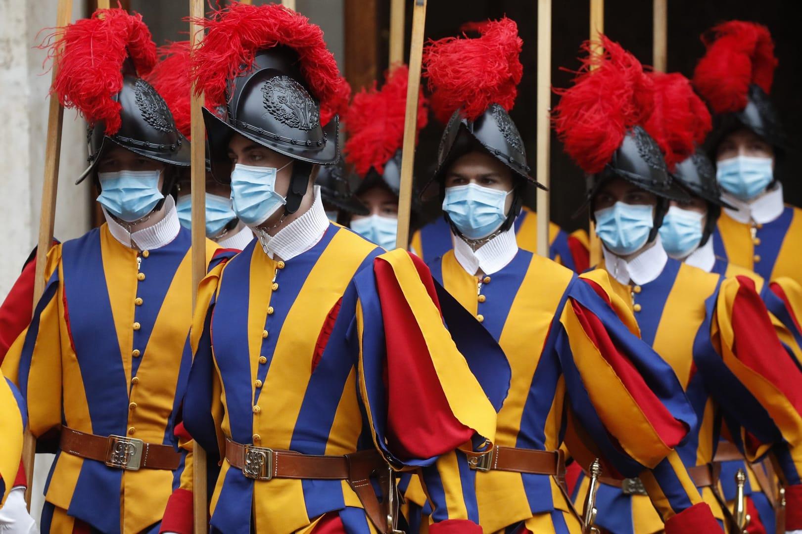 Three Swiss Guards quit over refusal to take COVID vaccine