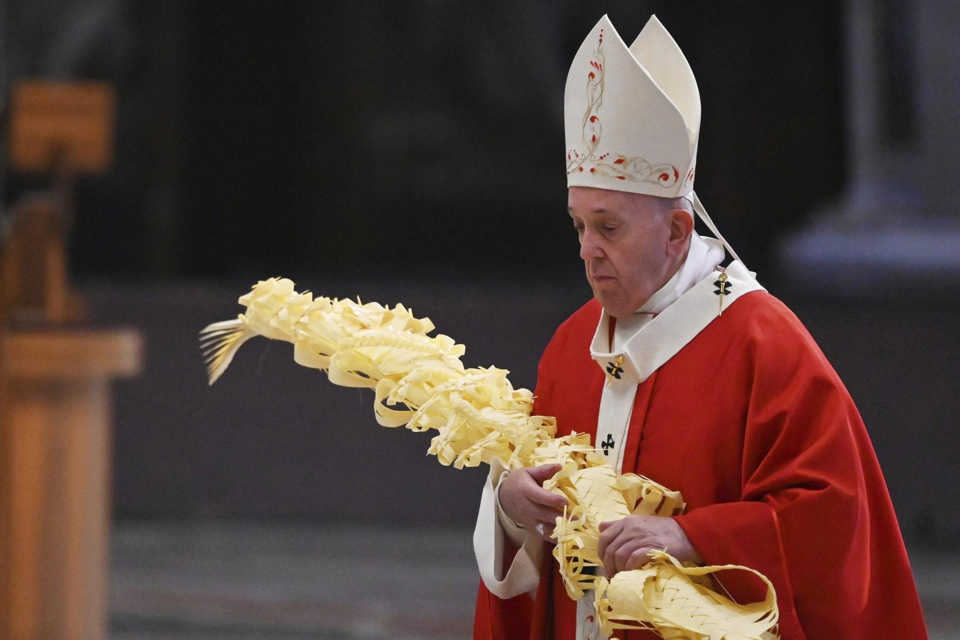 Opening Holy Week under quarantine, Pope tells suffering, ‘You are not alone’