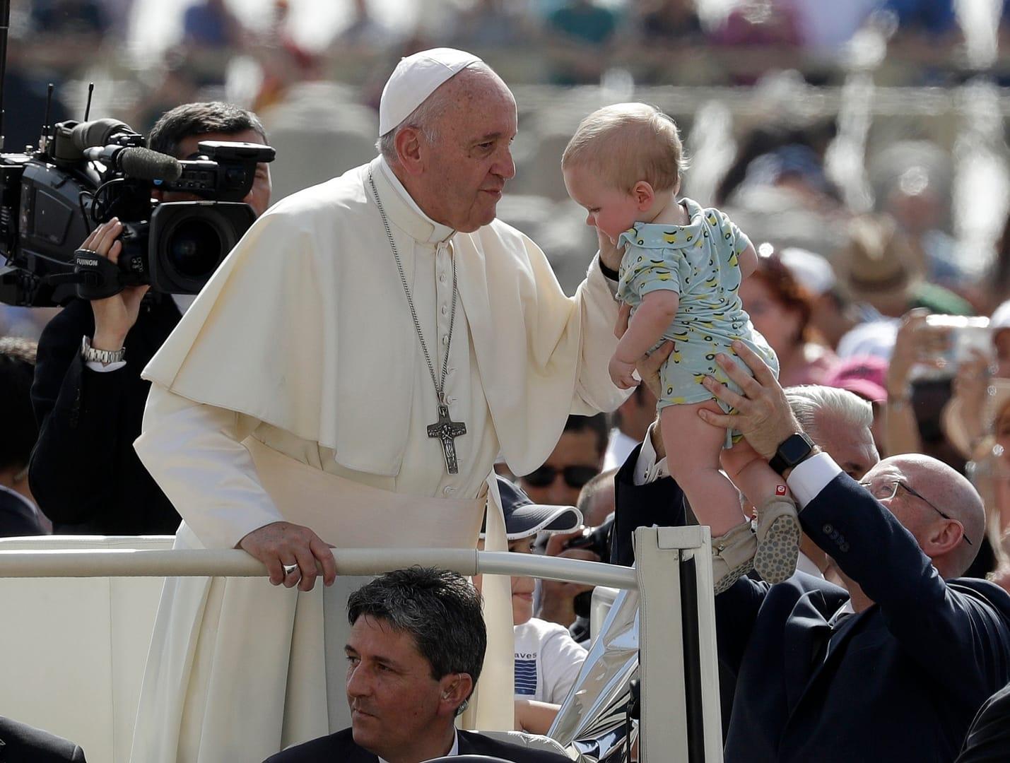 New book explores ‘tenderness’ of Pope Francis