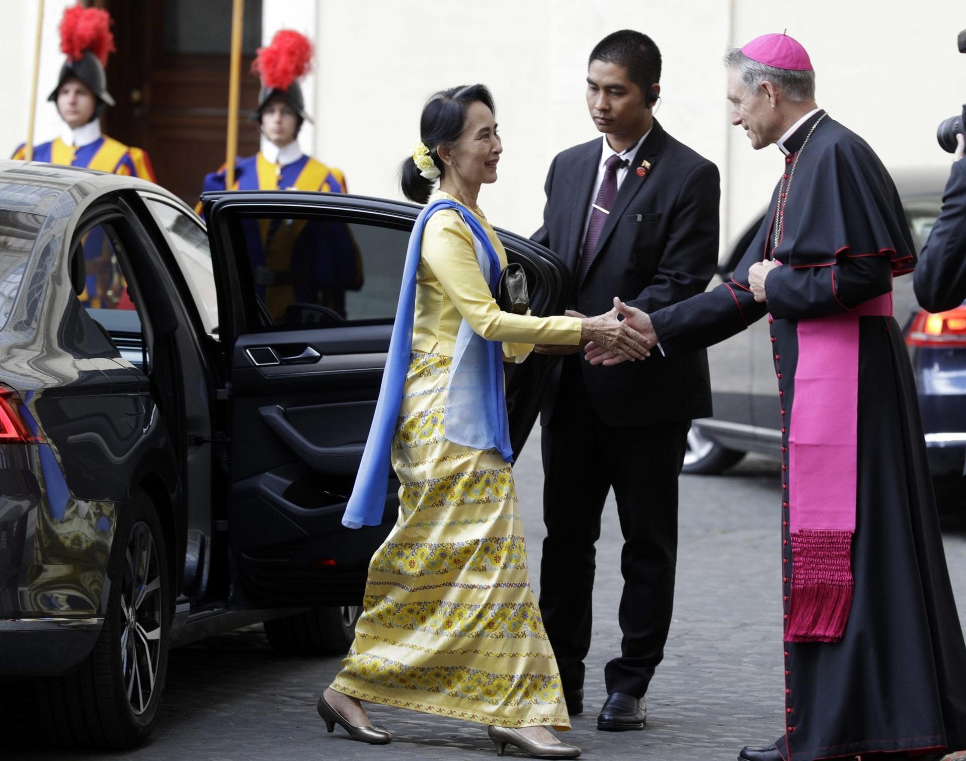 Pope’s meeting with Suu Kyi likely not all sweetness and light