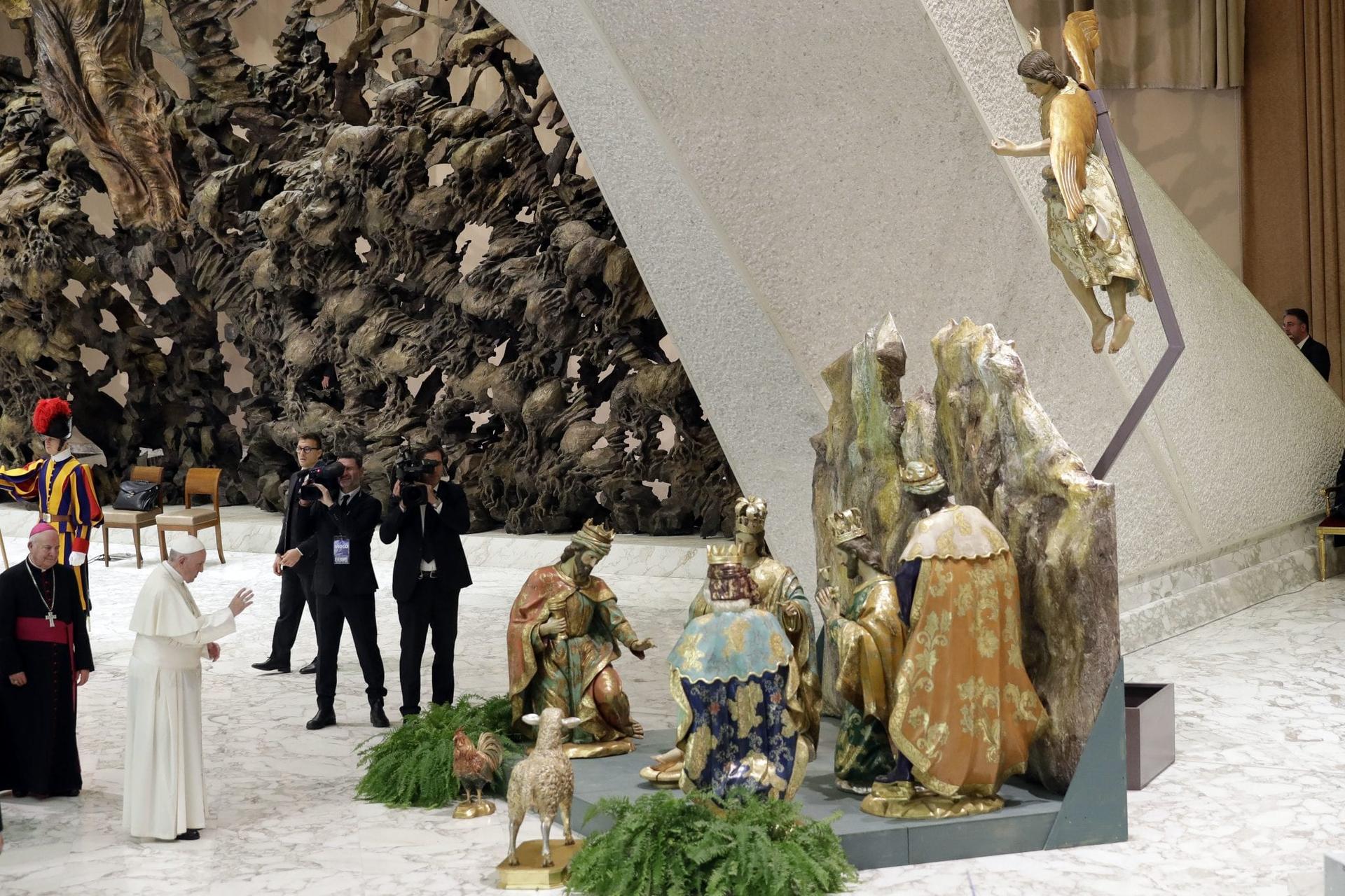 Pope urges display of Nativity scenes in both public and private